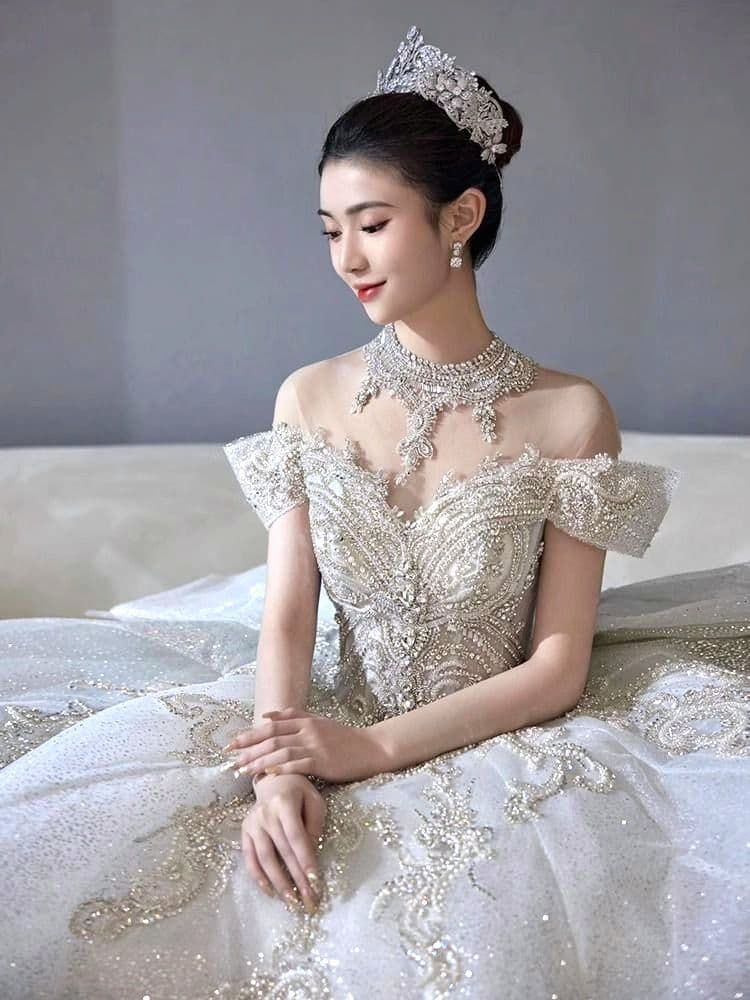 刺繍とビジューが美しい豪華オフショルダーウェディングドレス 前撮り