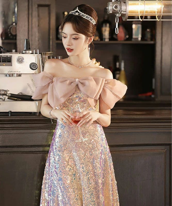 大きなリボンと輝くスパンコールが華やかなロングドレス