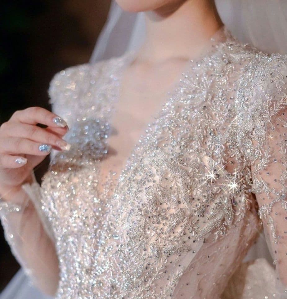 華やかに輝くロングトレーン付きゴージャスウェディングドレス