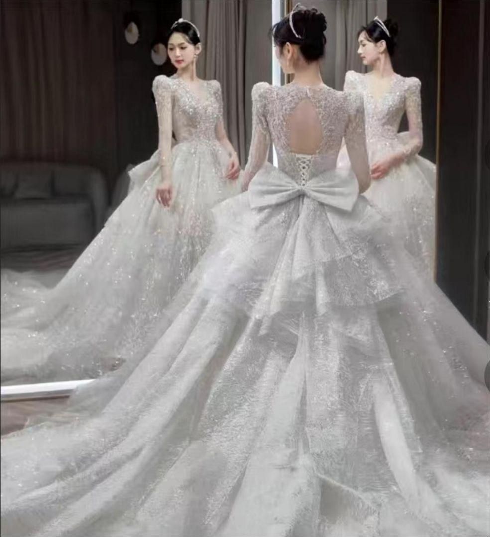 華やかに輝くロングトレーン付きゴージャスウェディングドレス