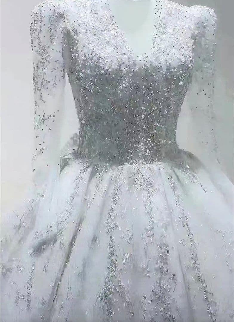 華やかに輝くロングトレーン付きゴージャスウェディングドレス