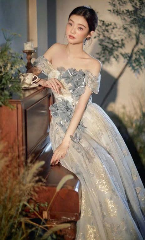 繊細フラワーデザインのチュールドレス オフショルダー