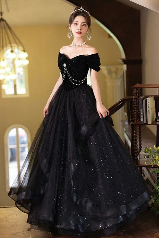 気品ブラックのビジューチェーン付きナイトドレス オフショルダー