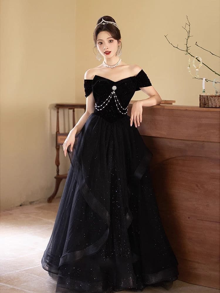 気品ブラックのビジューチェーン付きナイトドレス オフショルダー