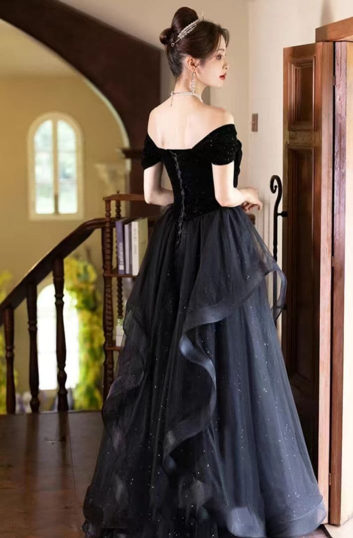 気品ブラックのビジューチェーン付きナイトドレス オフショルダー