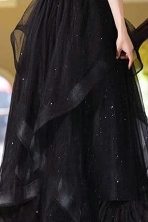 気品ブラックのビジューチェーン付きナイトドレス