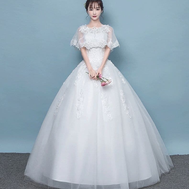 上品ボリュームスカートのレースケープウェディングドレス 大きいサイズ