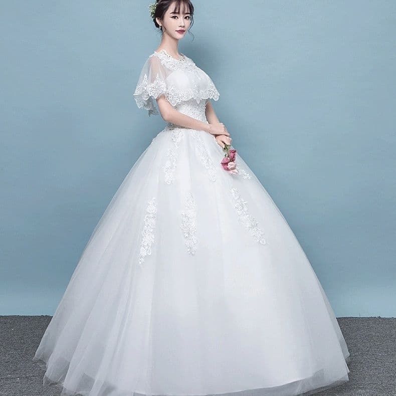 上品ボリュームスカートのレースケープウェディングドレス 大きいサイズ
