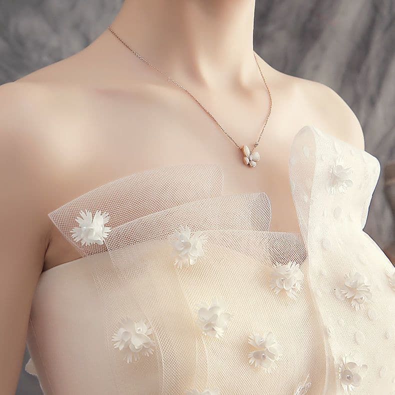 ボリュームチュールウェディングドレス プリンセスフラワーモチーフ MAAHADDERANG_COM