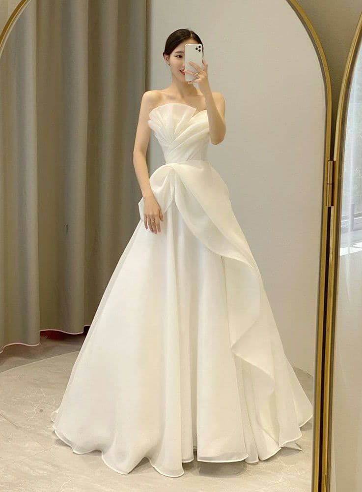 胸元立体プリーツホワイトウェディングドレス モダンエレガント 前撮り