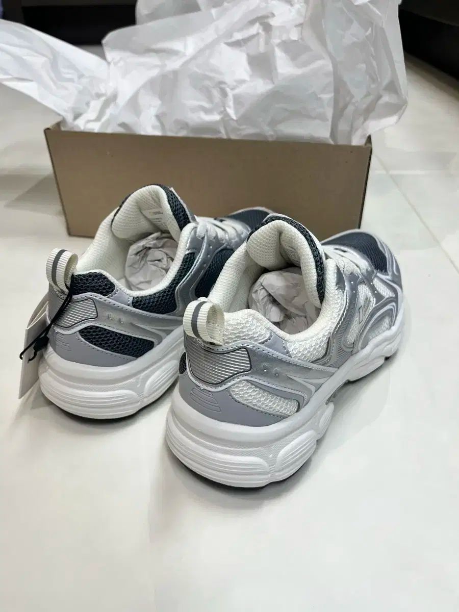 ナショナルジオグラフィック シルバー キッズ スニーカー 220 mm