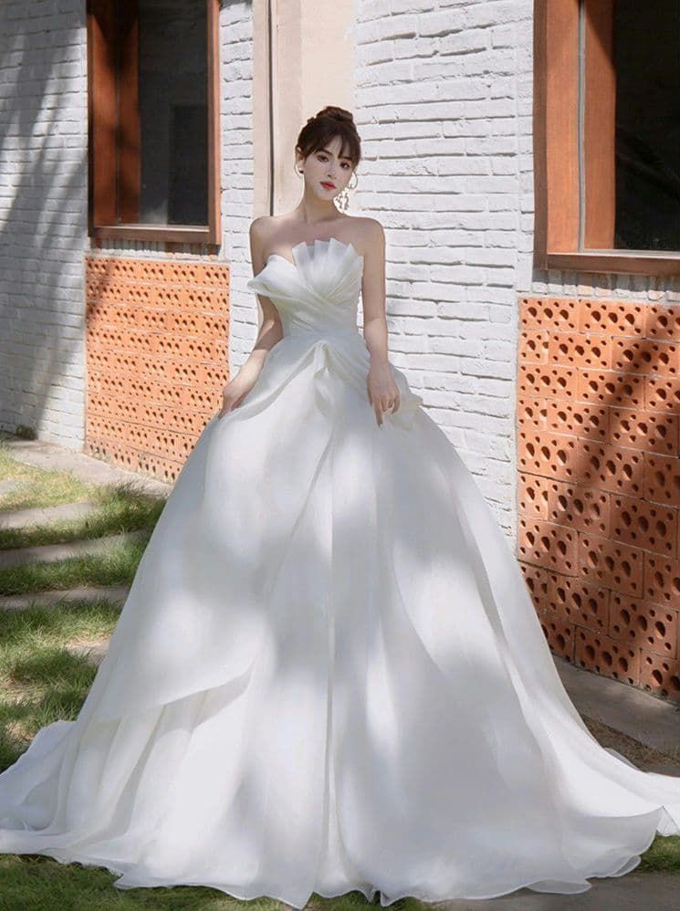 胸元立体プリーツホワイトウェディングドレス モダンエレガント 前撮り