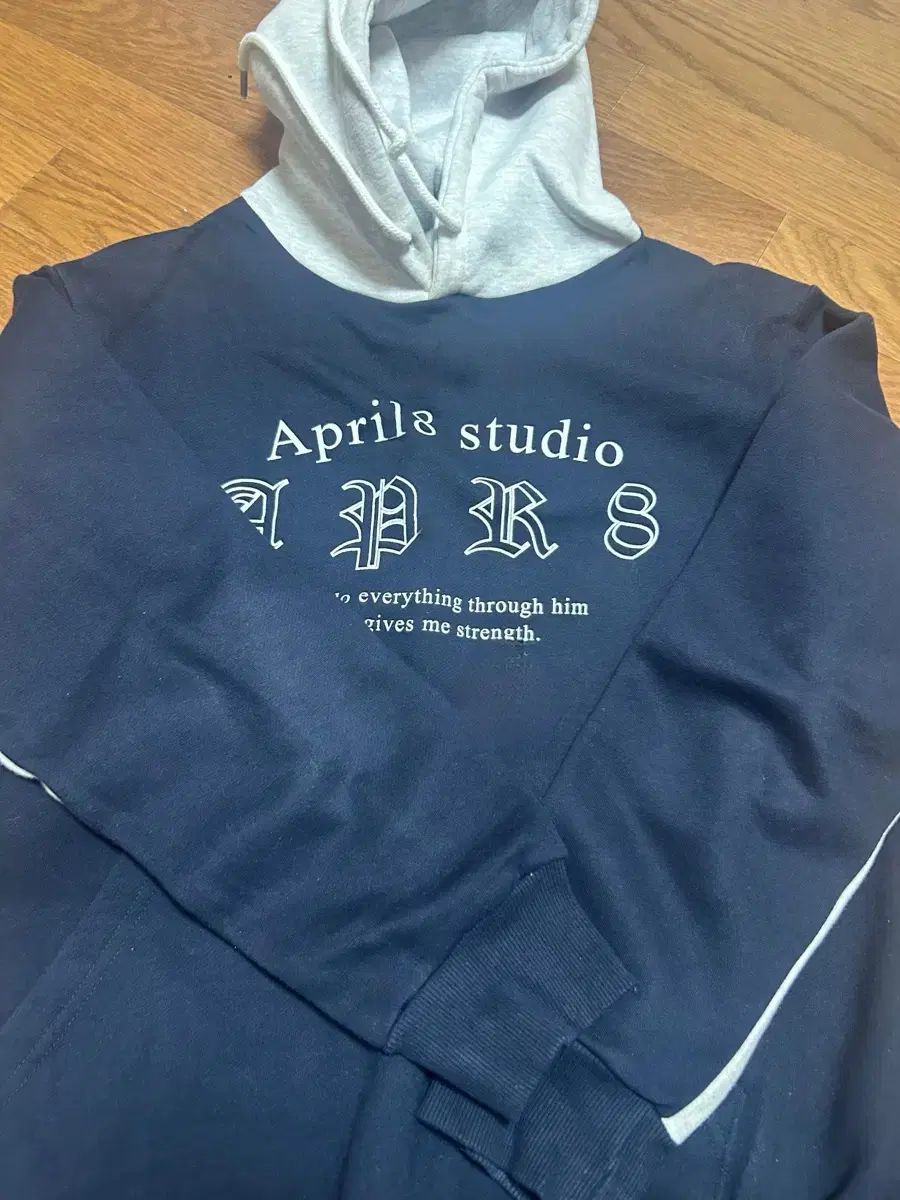 April 8 studio ネイビーフーディー
