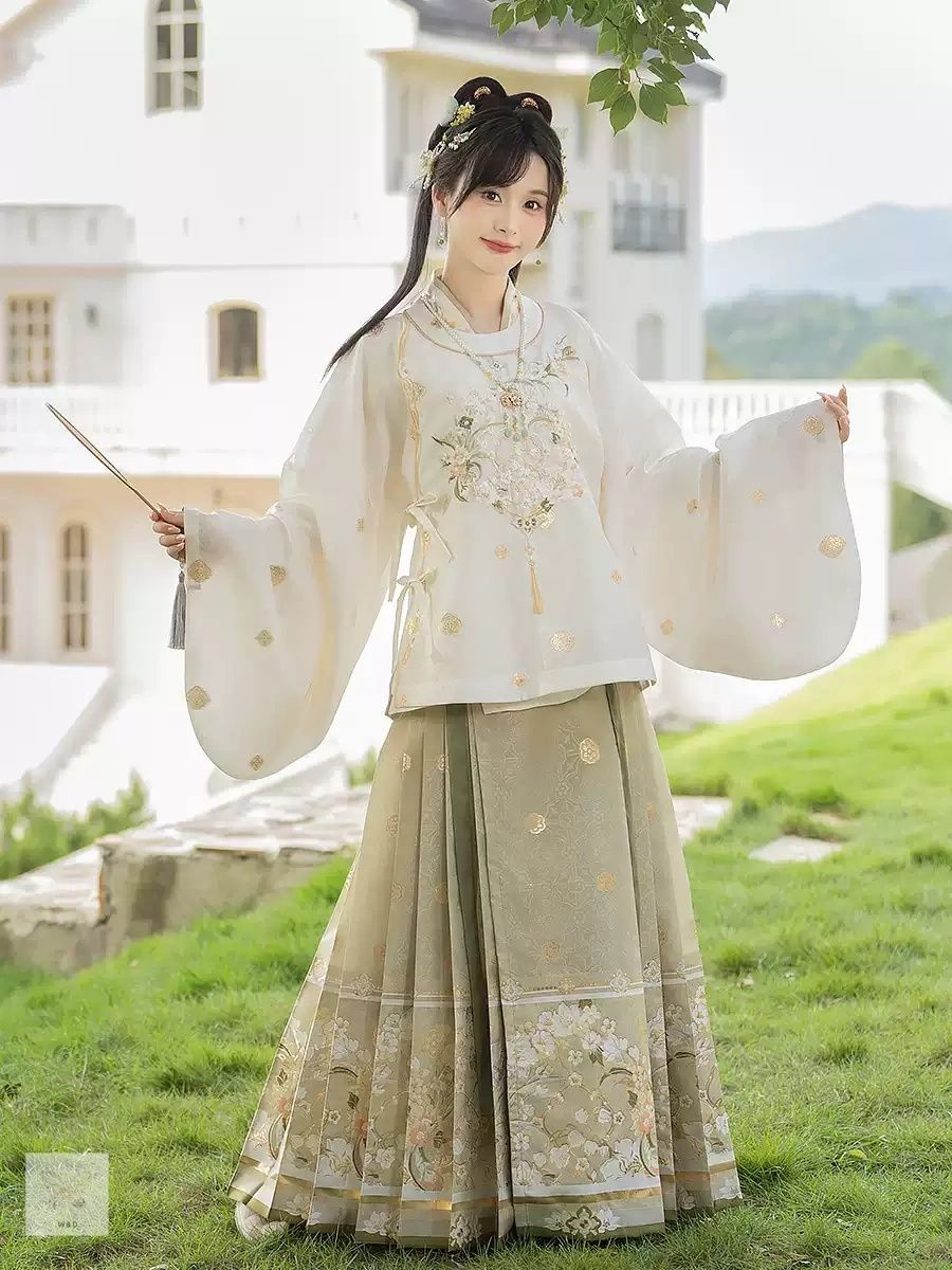 明制グリーン漢服 丸襟短衫 馬面裙 春夏 上品 レトロ フォーマル 大人 緑萌に映える明朝の雅 春夏に舞う優美な伝統美