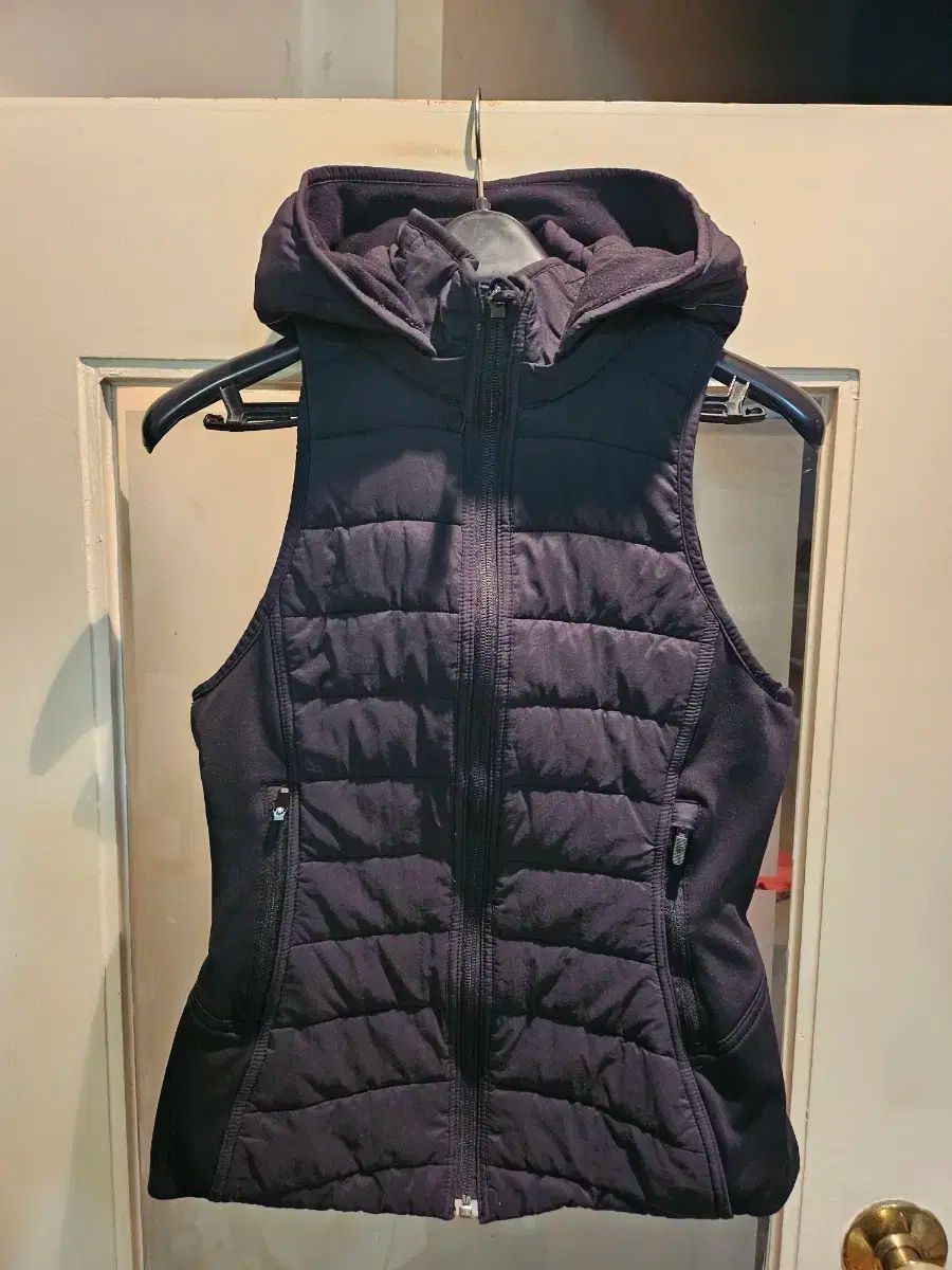 ルルレモン フード ダウン ベスト 2