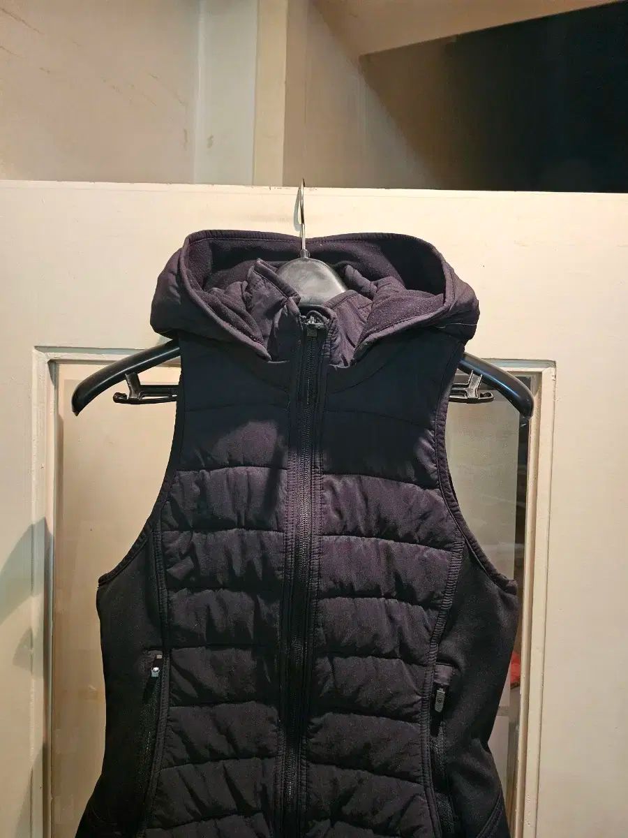 ルルレモン フード ダウン ベスト 2