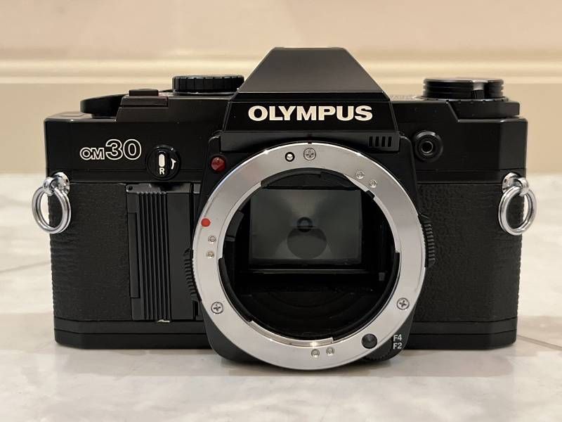 OLYMPUS OM 30 フィルム一眼レフカメラ ストロボ SUNPAK auto 20 SR レンズ SOLIGOR f 35 70㎜ 1 3 5 4 ZOOM MACRO 80 200㎜ 動作品