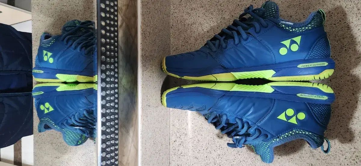 バドミントンシューズ