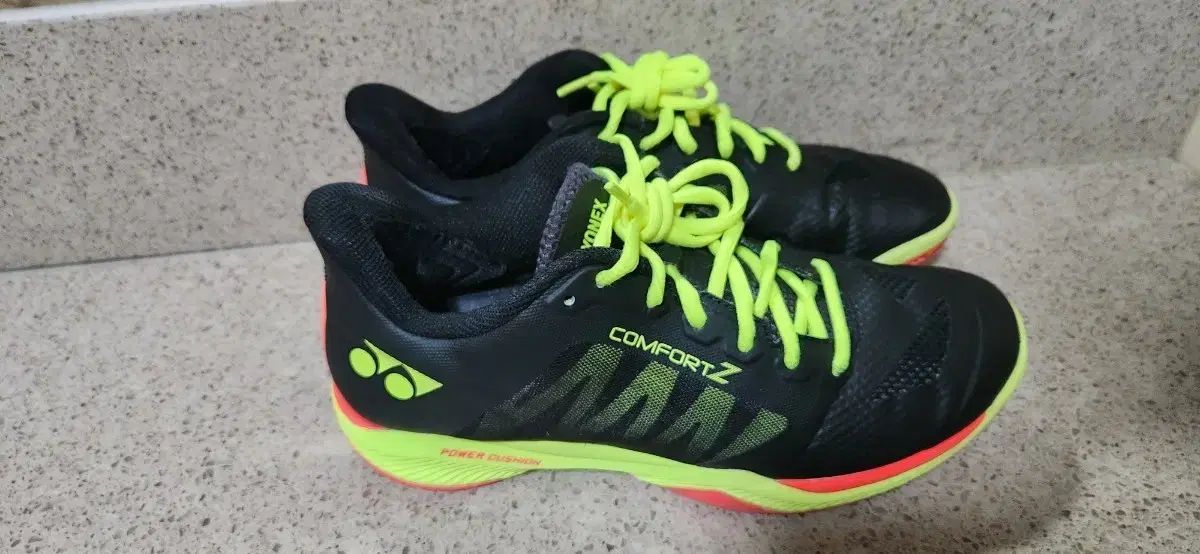 YONEX ヨネックス コンフォートZ バドミントンシューズ ブラック 蛍光 size 270 卓球 バレーボール テニス
