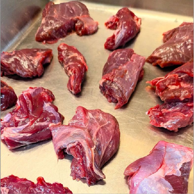 鹿生肉 ぶつ切り 500g×3パック 犬用 冷凍 - メルカリ