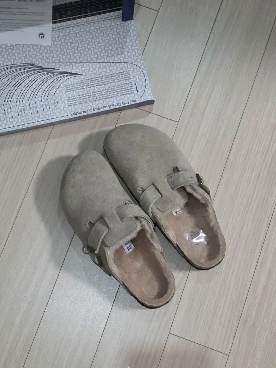 FW25 ボストン シアリング スウェード サンダル 40