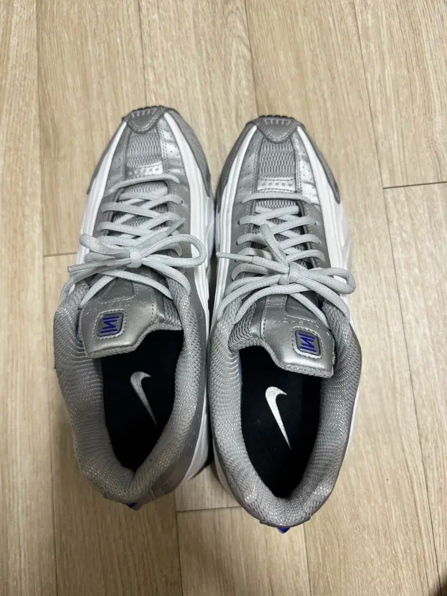 ナイキ ショックス 白 レーサー ブルー