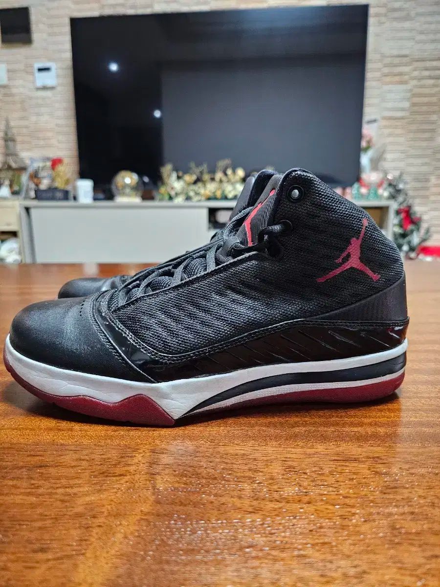 ジョーダン ブラック レッド バスケシューズ 260ミリ