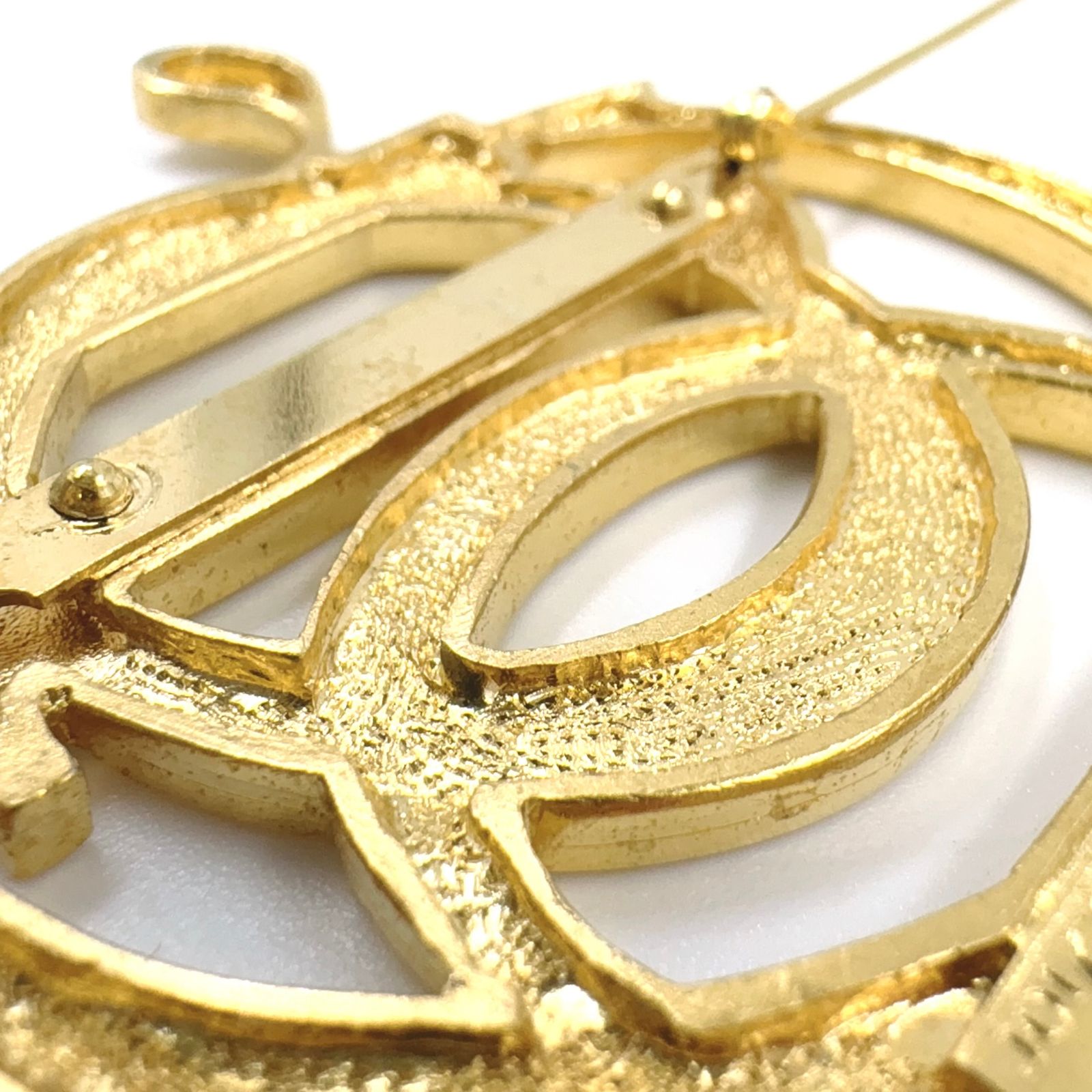 Christian Dior ロゴ GP ゴールド ピンブローチ - メルカリ