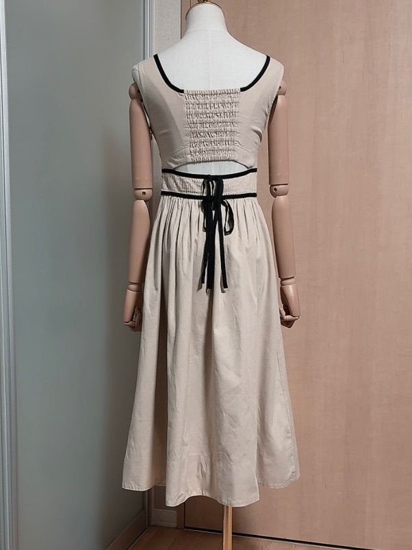 新品♡Her lip to ♡バックリボンミディドレス Beigeカラー 美品 Her lip to バックダブルボゥミディドレス サンドベージュ Back