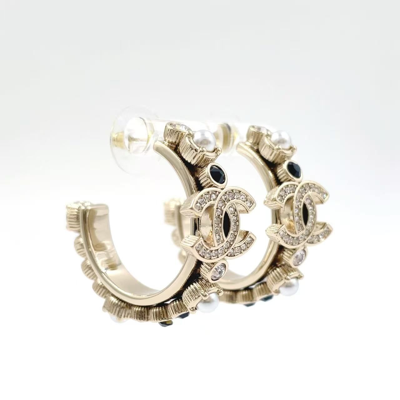 CHANEL Fall Winter 2025 メタル×ラインストーン×フェイクパール ブラック×ホワイト ピアス ゴールド