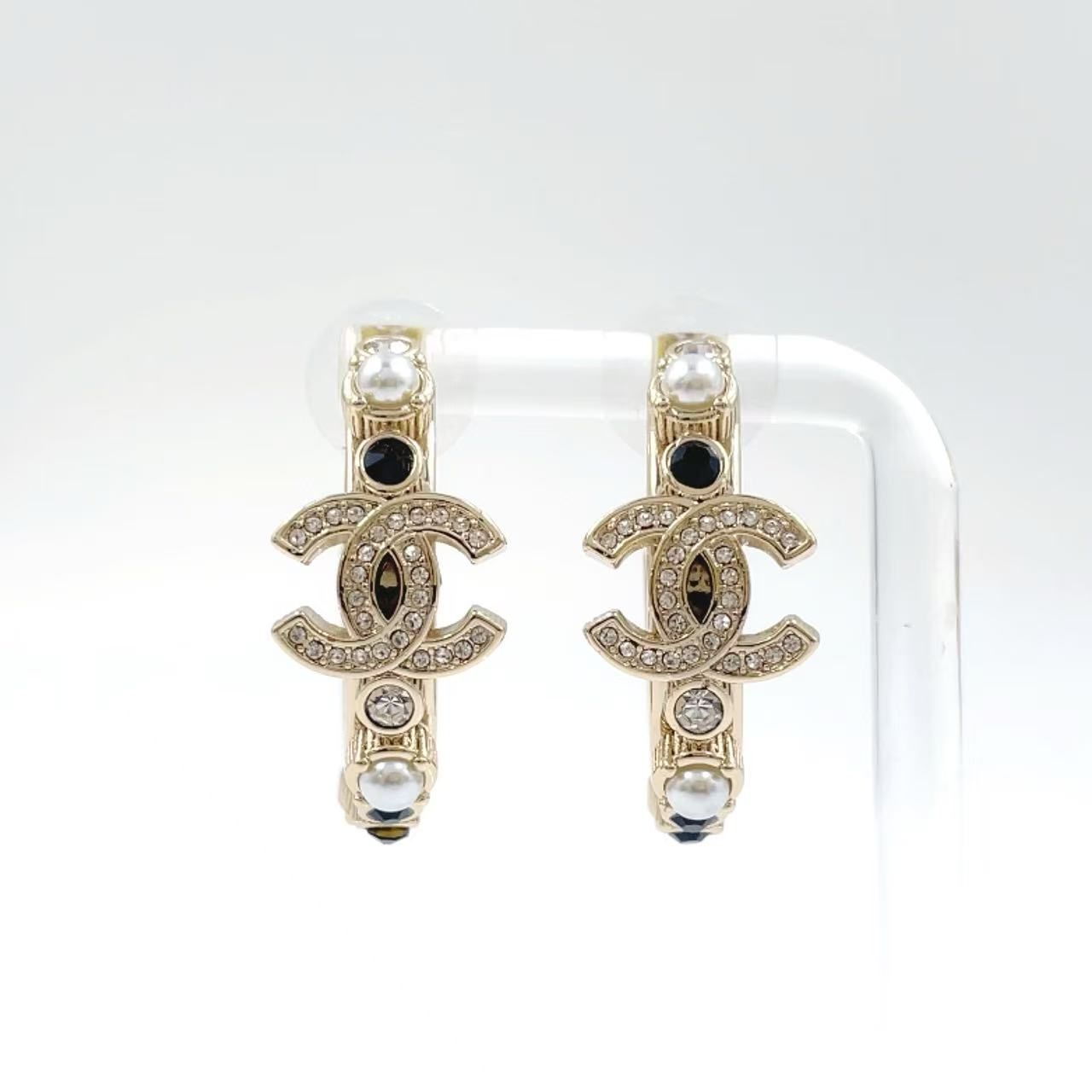 CHANEL Fall Winter 2025 メタル×ラインストーン×フェイクパール ブラック×ホワイト ピアス ゴールド