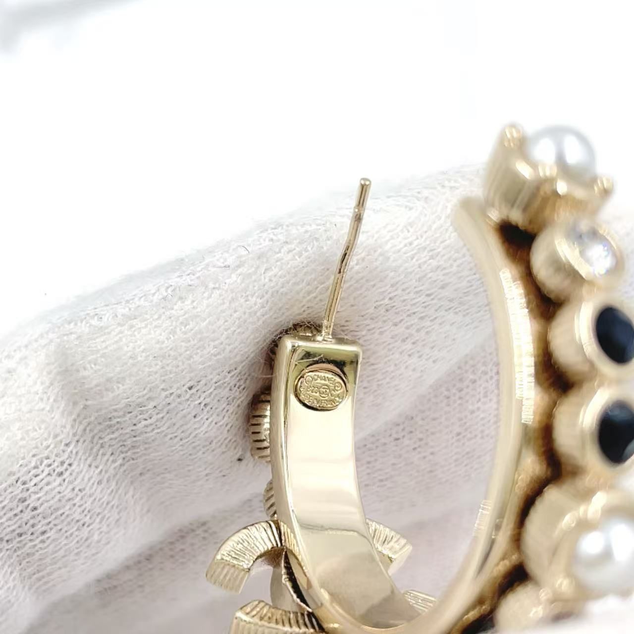 CHANEL Fall Winter 2025 メタル×ラインストーン×フェイクパール ブラック×ホワイト ピアス ゴールド FORTGASGNV_COM_BR