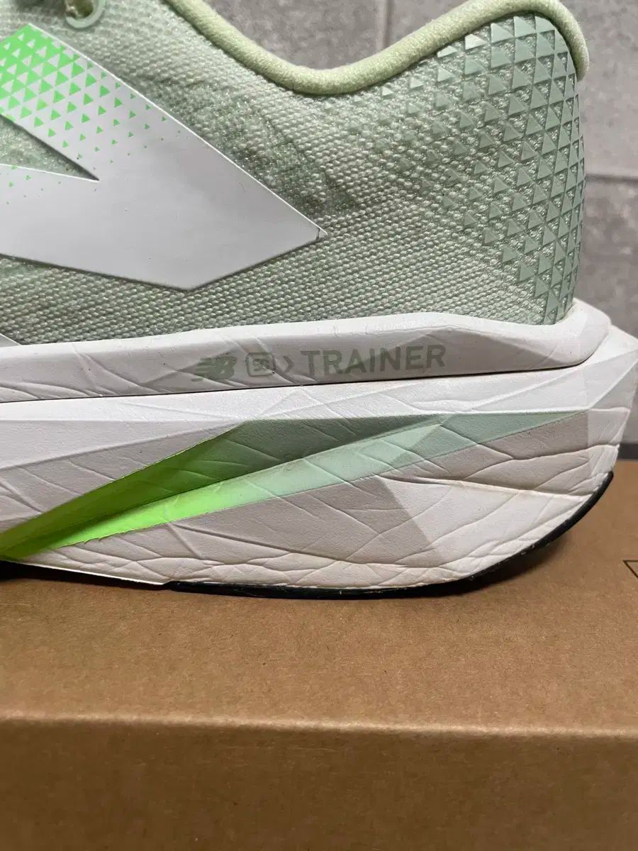 ニュー ンス ランニングシューズ フューエルセル v 4 トレーナー カーボン