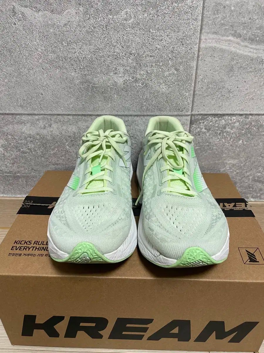  ニュー ンス ランニングシューズ フューエルセル v 4 トレーナー カーボン その他 靴