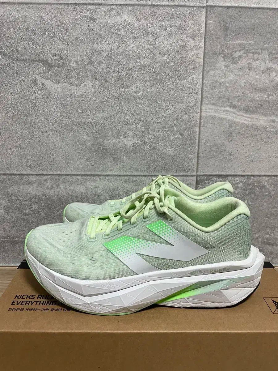 ニューバランス ランニングシューズ フューエルセル v4 トレーナー カーボン