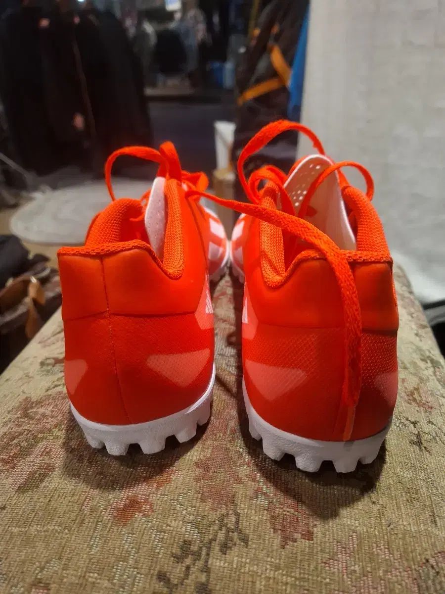 オレンジ サッカーシューズ