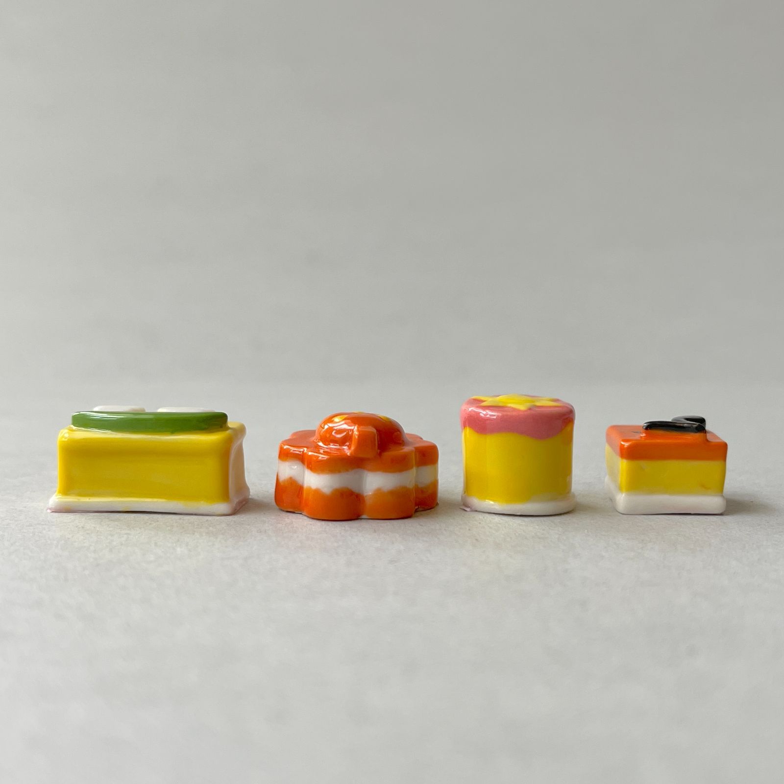 フェーヴ 1年のケーキ 12個 フランス フェーブ ミニチュア陶器