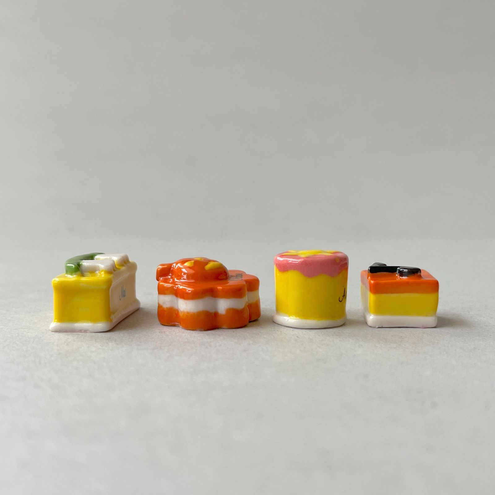 フェーヴ 1年のケーキ 12個 フランス フェーブ ミニチュア陶器