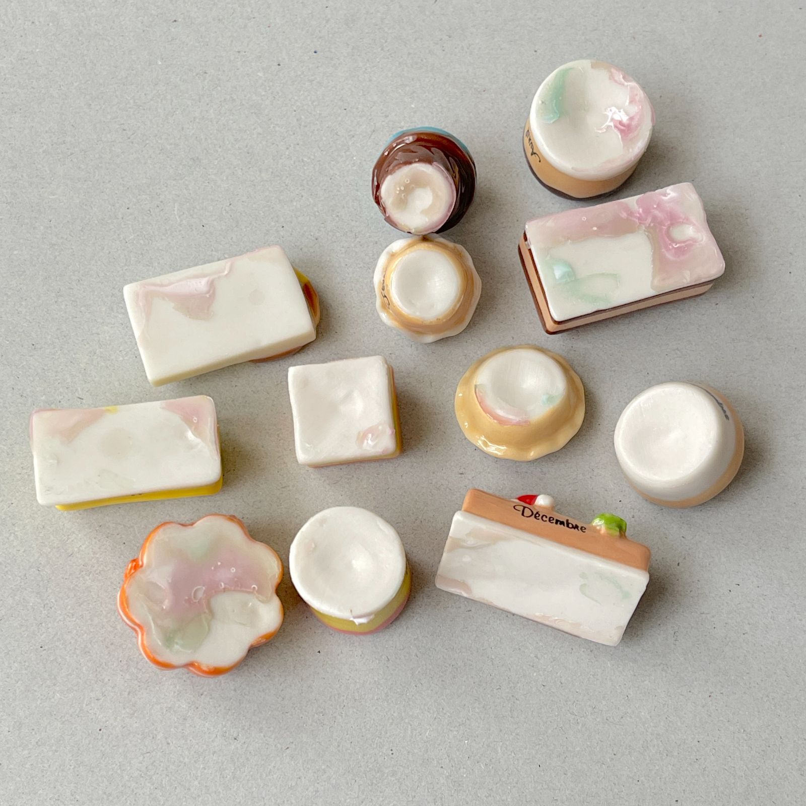 フェーヴ 1年のケーキ 12個 フランス フェーブ ミニチュア陶器