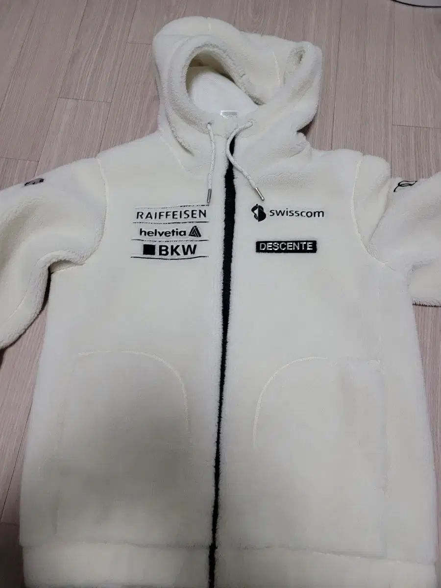 軽快感のある レディース デサント スイススキーチーム シェルパ フリース ジップアップ フーディー S0323SKT91