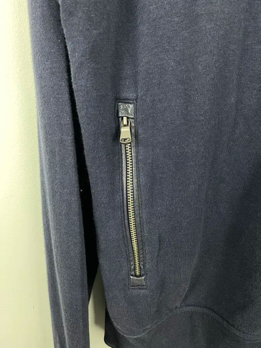 ネイビー ジップアップ