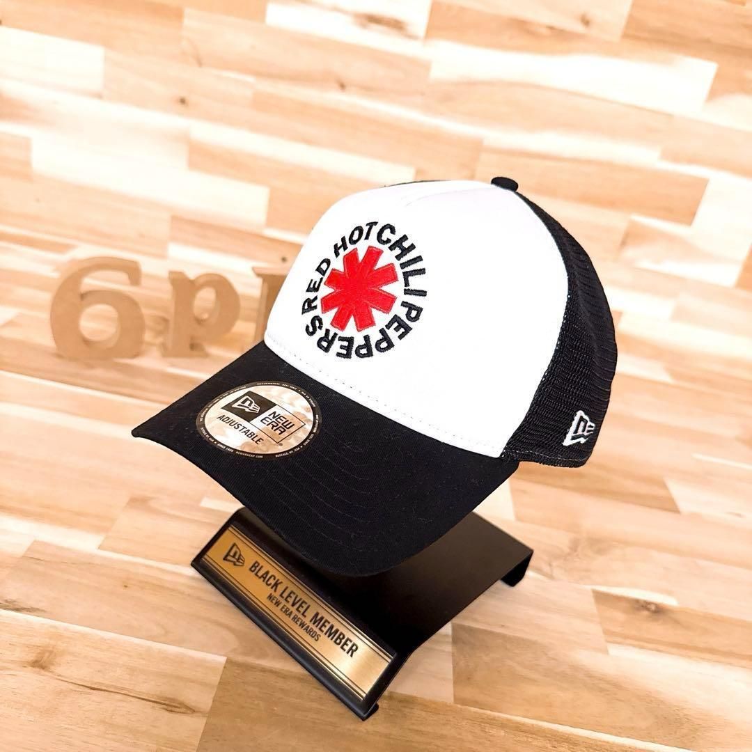 激 ニューエラ×レッドホットチリペッパーズ コラボ キャップ 白×黒 メッシュ トラッカー バンド ロック レッチリ