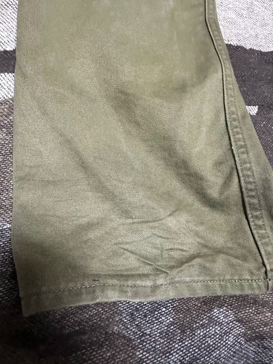 カーキ パンツ
