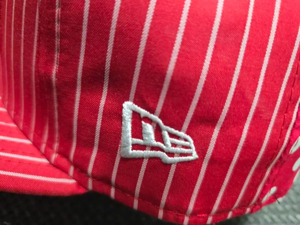 デ ギャルソンxニューエラ