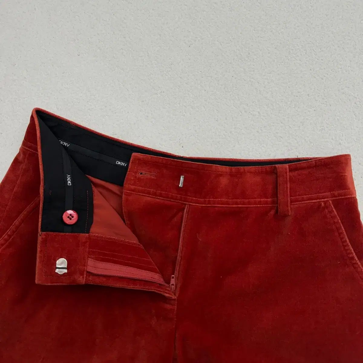 DKNY ディーケーエヌワイ