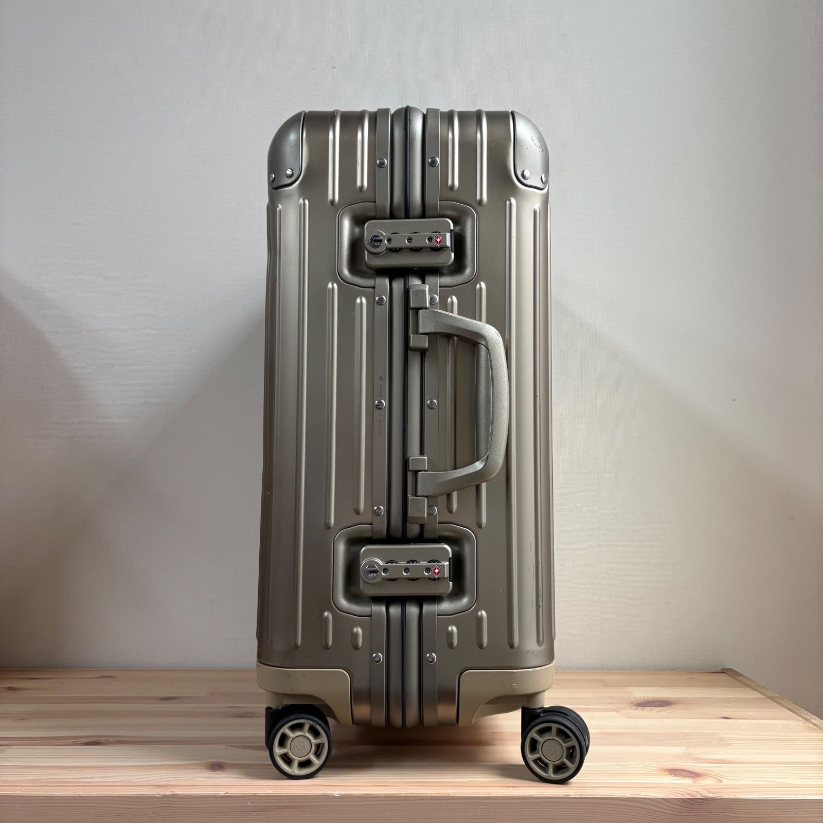 キャリーケース ゴールド