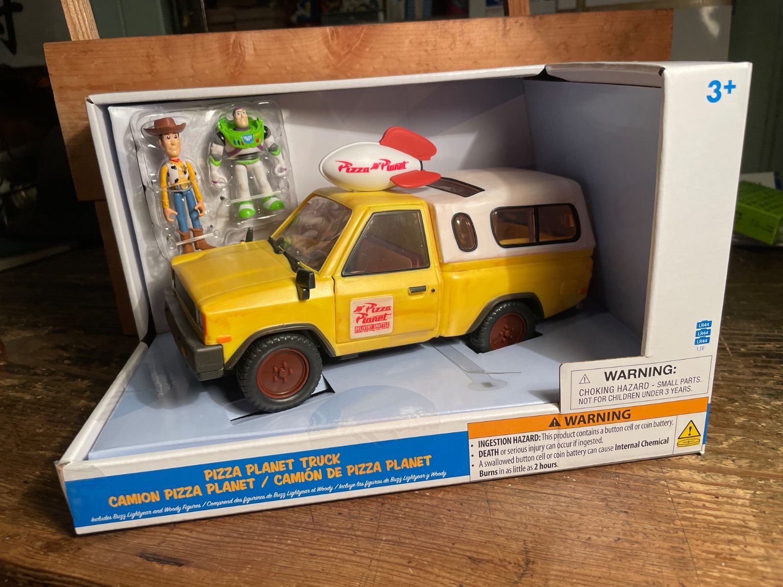 トイストーリー30周年 TOYSTORY ウッディ＆バズ ライトイヤー おもちゃ ピザ プラネット トラック フィギュア付き ライトアップ＆サウンド