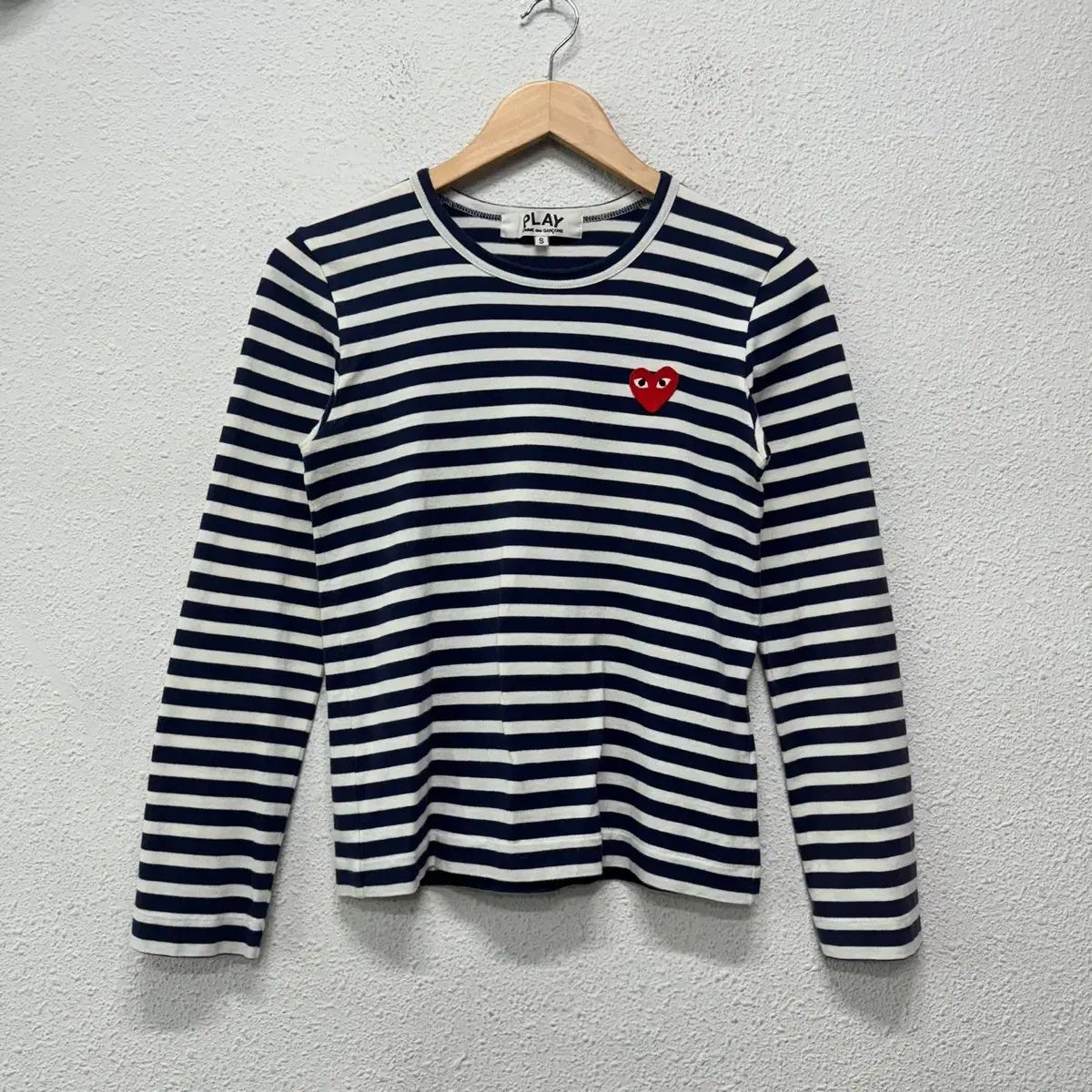 S コム デ ギャルソン レッド ハート ワッペン ストライプ ロング スリーブ Tシャツ N5704