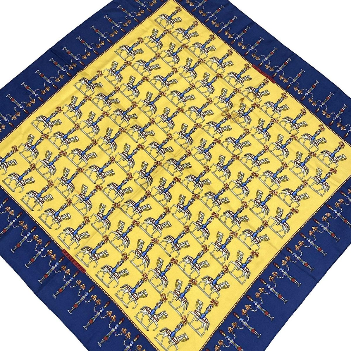 HERMES エルメス スカーフ カレ90 イエロー×ネイビー×マルチ LES ARTIFICIERS