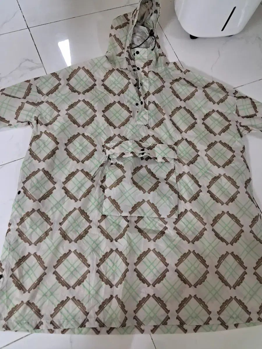 オーストリア ウィーン ベルヴェデーレ美術館 150周年 モデル ポンチョ レインコート